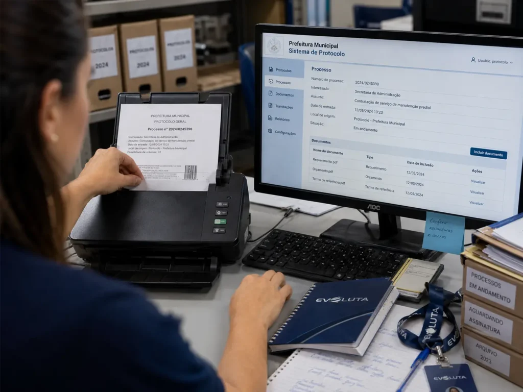 Tablet com processo eletrônico, assinatura e tramitação numa prefeitura, com caneca e caderno da Evoluta